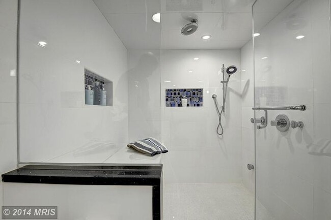 Building Photo - Contemporary 2 Bed 2.5 Bath Condo in Georg...