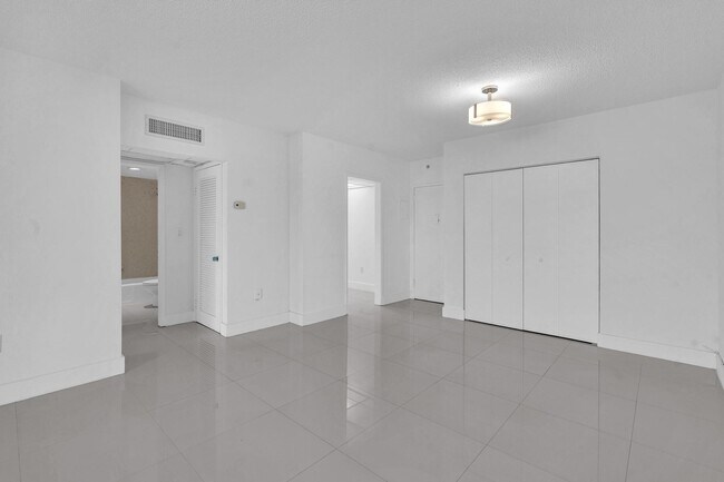 Building Photo - 400 Kings Point Dr