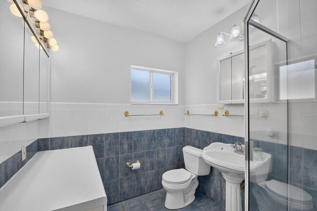 Building Photo - 111 Vassar Dr