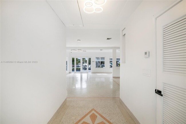 Building Photo - 950 S Shore Dr