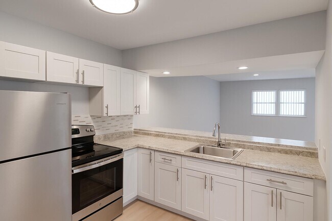 Building Photo - 965 Manor Dr