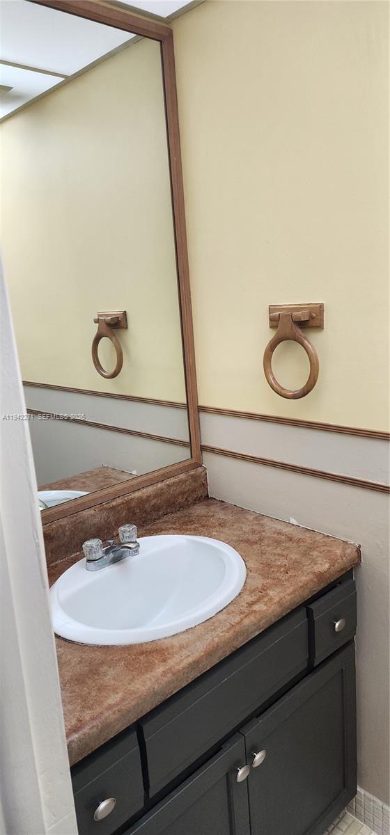 Building Photo - 3670 Inverrary Dr