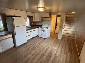 Building Photo - Freshly Remodeled 3BR / 1 BA Apartment