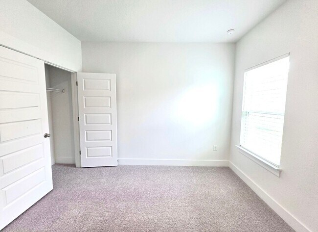 Building Photo - Spacious 2 Story Home - Saddle Ridge