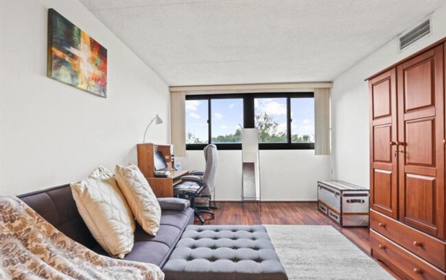 Building Photo - Bright And Spacious 2 Bed 2 Bath Condi With Balcony In Vibrant Highpointe