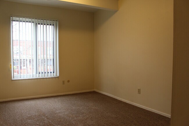 Building Photo - TRENT 543