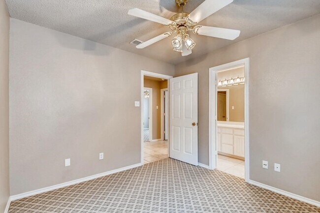 Building Photo - 5930 River Bend Dr