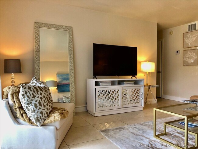 Building Photo - 6407 Bay Club Dr