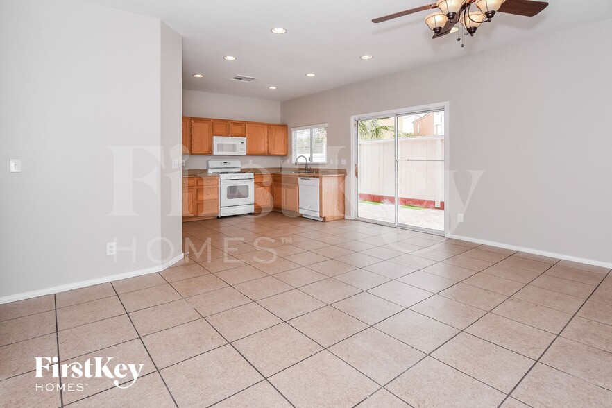 Building Photo - 11128 African Sunset St