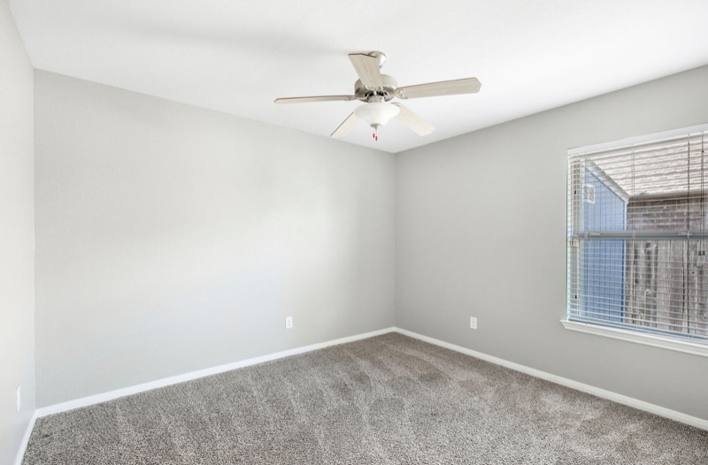 Building Photo - 18115 Van Berkel Ln