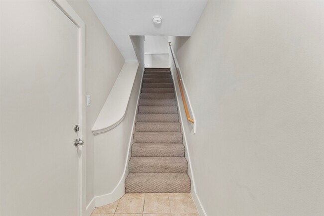 Building Photo - 8715 Meadowcroft Dr