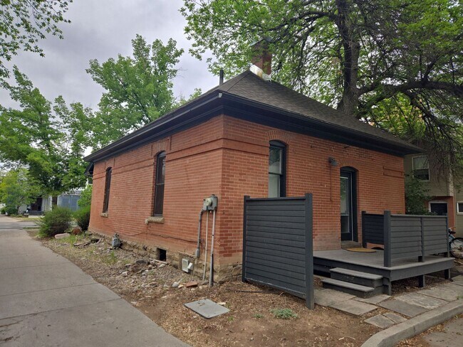 Building Photo - 209 W Mulberry St