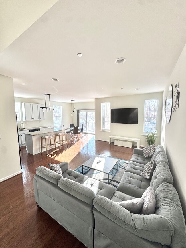 Building Photo - THREE BEDROOM TOWNHOME- PARKLAND SCHOOLS!