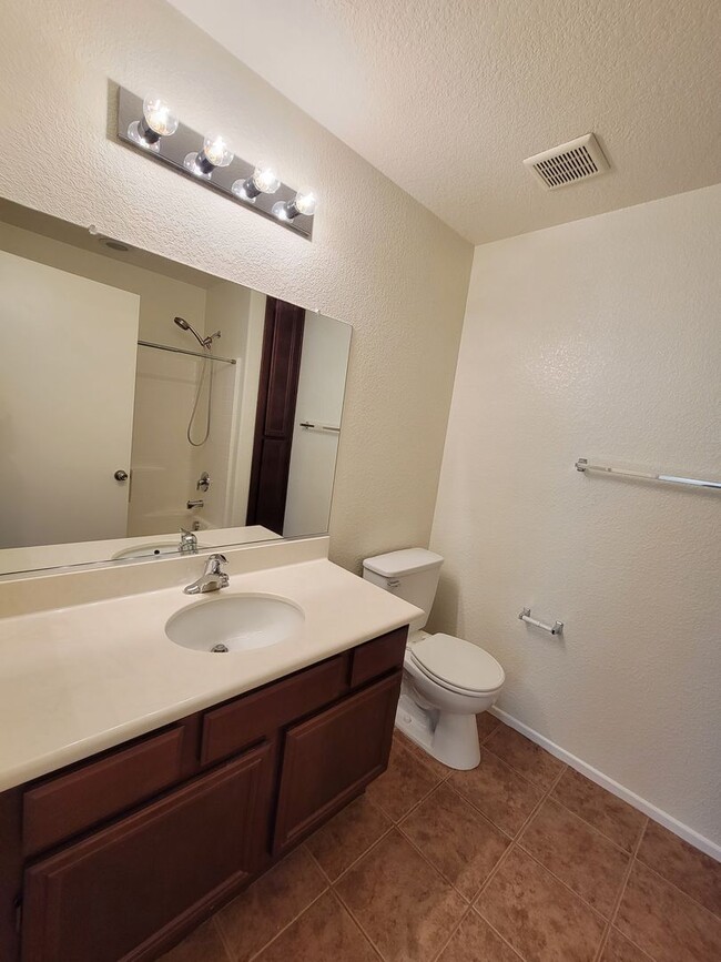 Building Photo - Spacious 3-Bedroom Townhome in Imperial – Available for Lease!