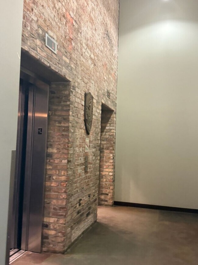 Building Photo - 222 S Racine Ave