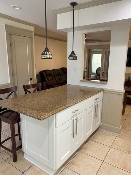 Building Photo - 323 Country Club Dr