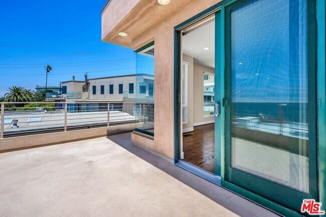 Building Photo - 308 Gull St