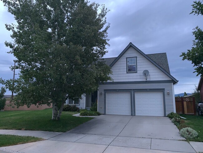 Primary Photo - 4 Bedroom 2.5 Bath home on a cul-de-sac