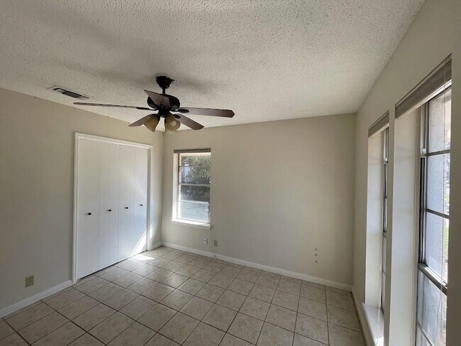 Building Photo - 2206 Kenbridge Dr