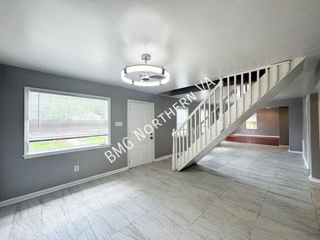 Building Photo - 158 Baker St