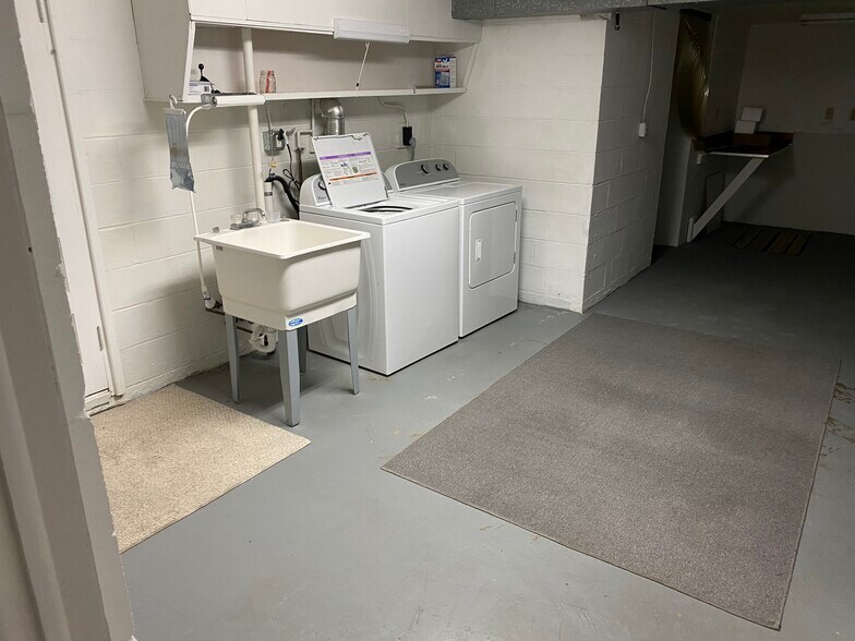 Laundry area - 1011 Woodland Dr
