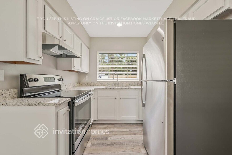 Building Photo - 450 Iris Rd