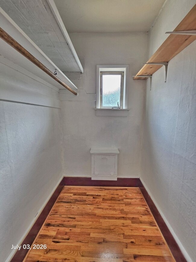 Building Photo - 2 Bed 1 Bath Upperr unit apartment in a Duplex