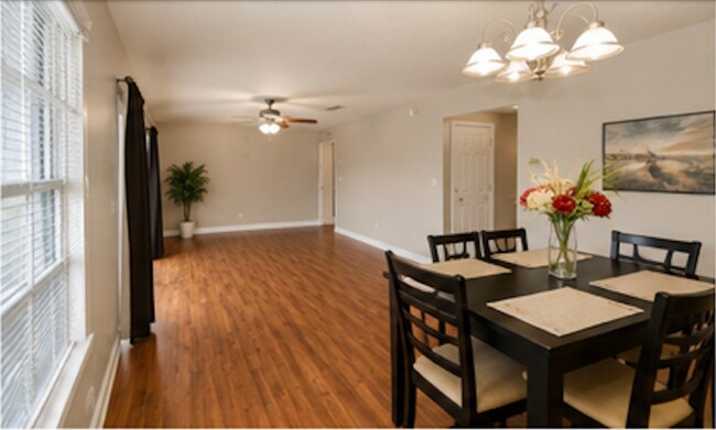 Building Photo - 1/1 Lakefront Living in Carrollwood! Available July 10th!