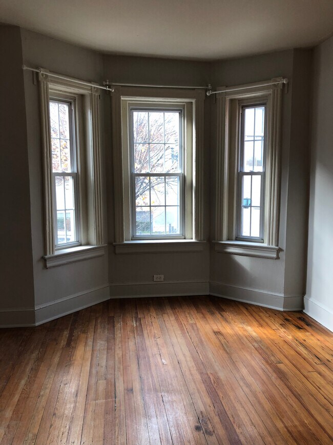 Building Photo - 527 2nd St NE