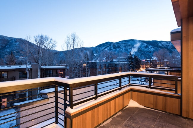 Building Photo - 126 Juan St