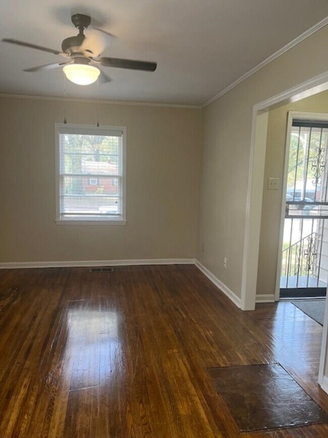 Building Photo - 1022 S White Station Rd