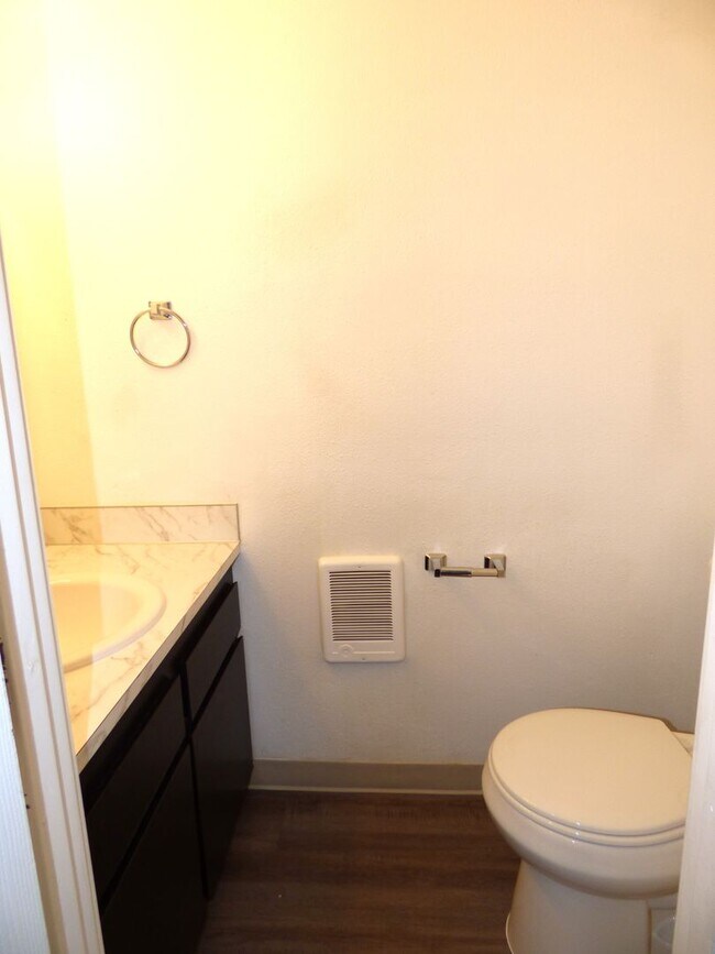 Building Photo - Rent Special: 1/2 Off June's Rent!! - 2 bed Townhome