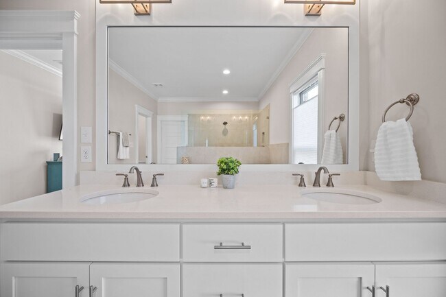 Building Photo - 5/3.5 TRULAND BUILT BEAUTY!