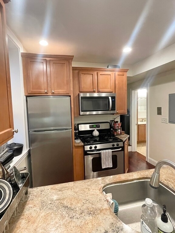 Building Photo - 76 W Cedar St