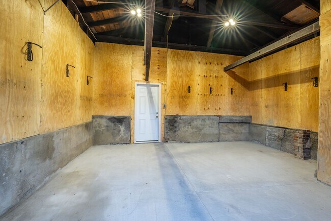 Building Photo - Student Housing Rental- 2 Bedroom/ 1 Bath Apartment Available for 2026-2027 School Year