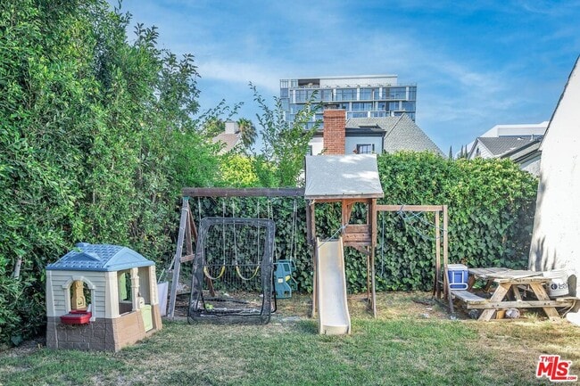 Building Photo - 6249 Del Valle Dr