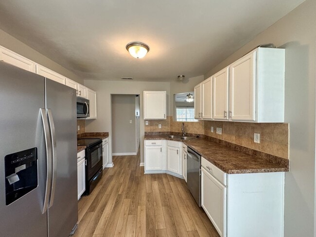 Building Photo - Charming 3 Bed 2 Bath Home in Hope Mills