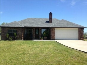 Building Photo - 1009 Kiowa Dr E
