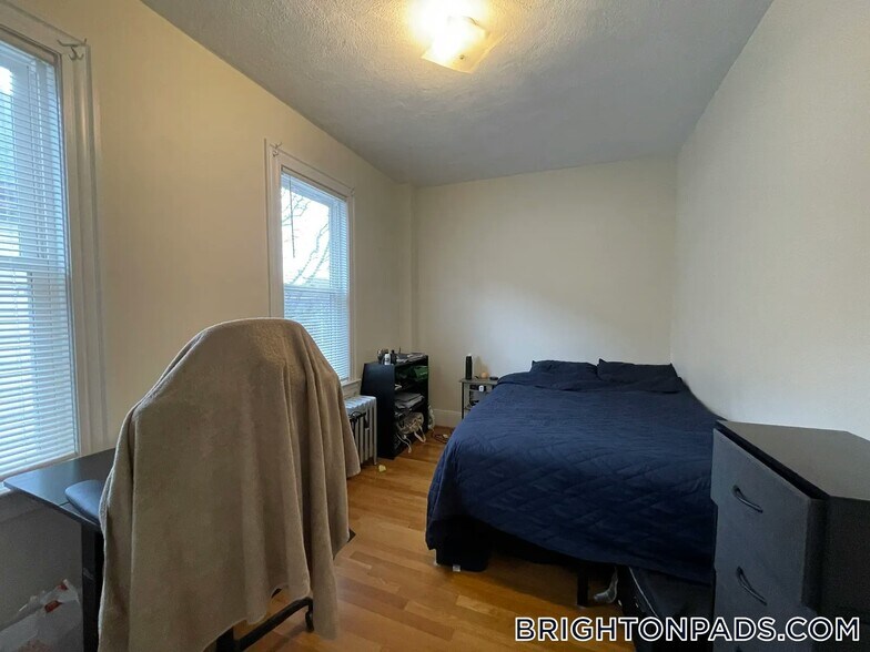 Building Photo - 65 Fairbanks St