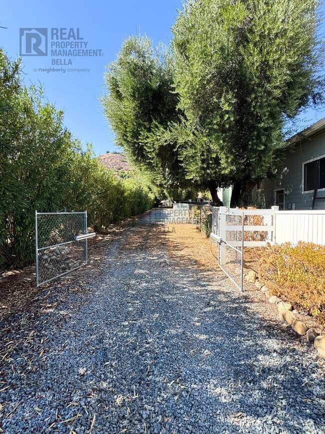 Building Photo - Spacious 2-Bedroom Home on Expansive Lot i...