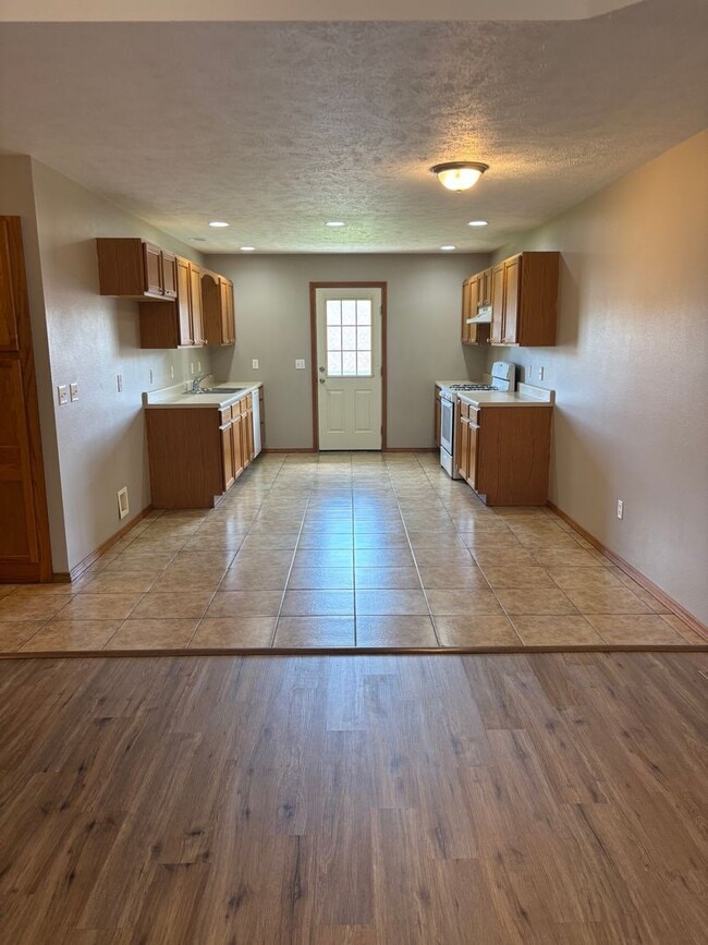 Primary Photo - 2 Bed 2 Bath 2 Car Garage Duplex