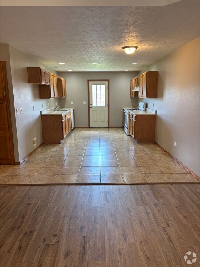 Building Photo - 2 Bed 2 Bath 2 Car Garage Duplex