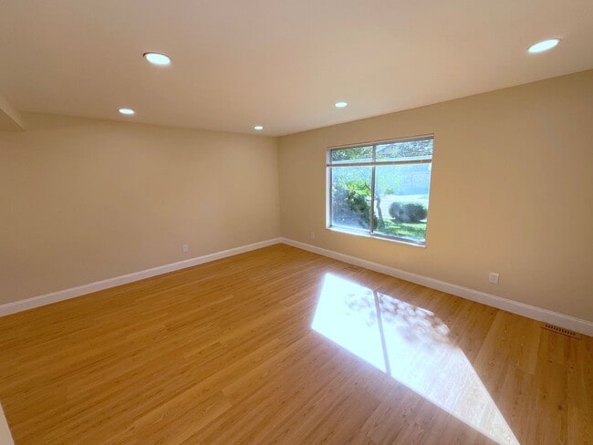 Building Photo - 4 Bedroom Home Available Near E Cheyenne M...