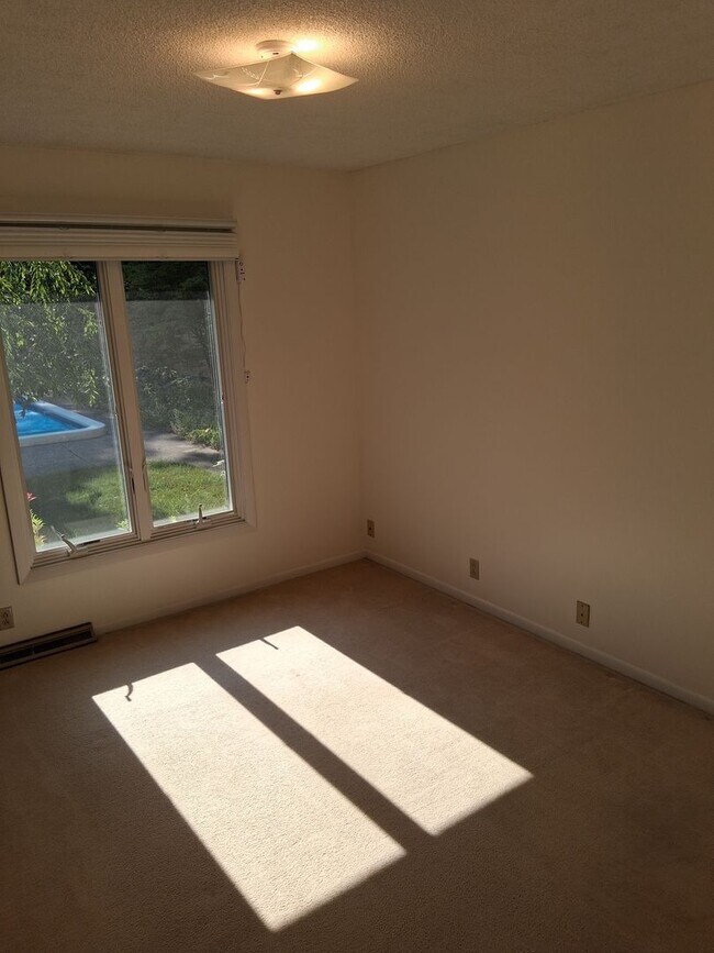 Building Photo - Beautiful 3-Bedroom Home with Pool on Lakeshore Drive
