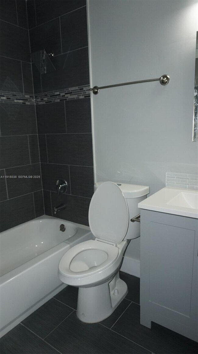 Building Photo - 808 SW 14th Terrace