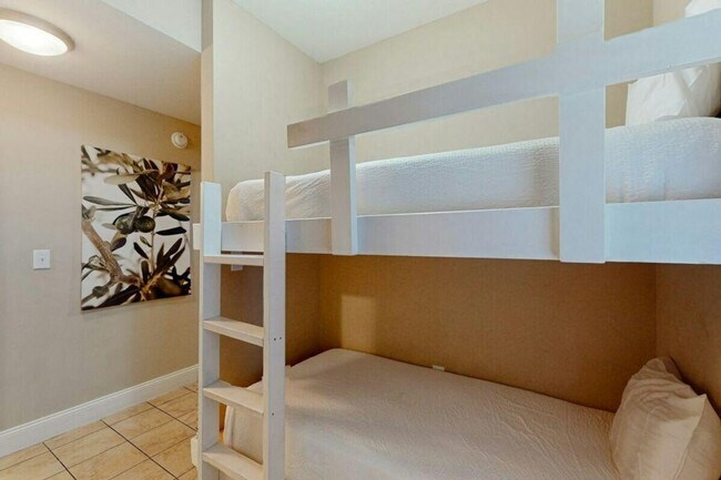 Building Photo - 9860 S Thomas Dr