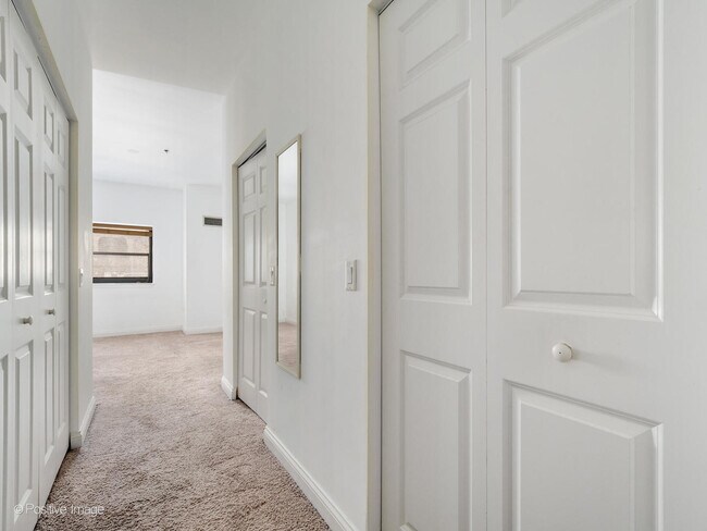 Building Photo - 8 W Monroe St