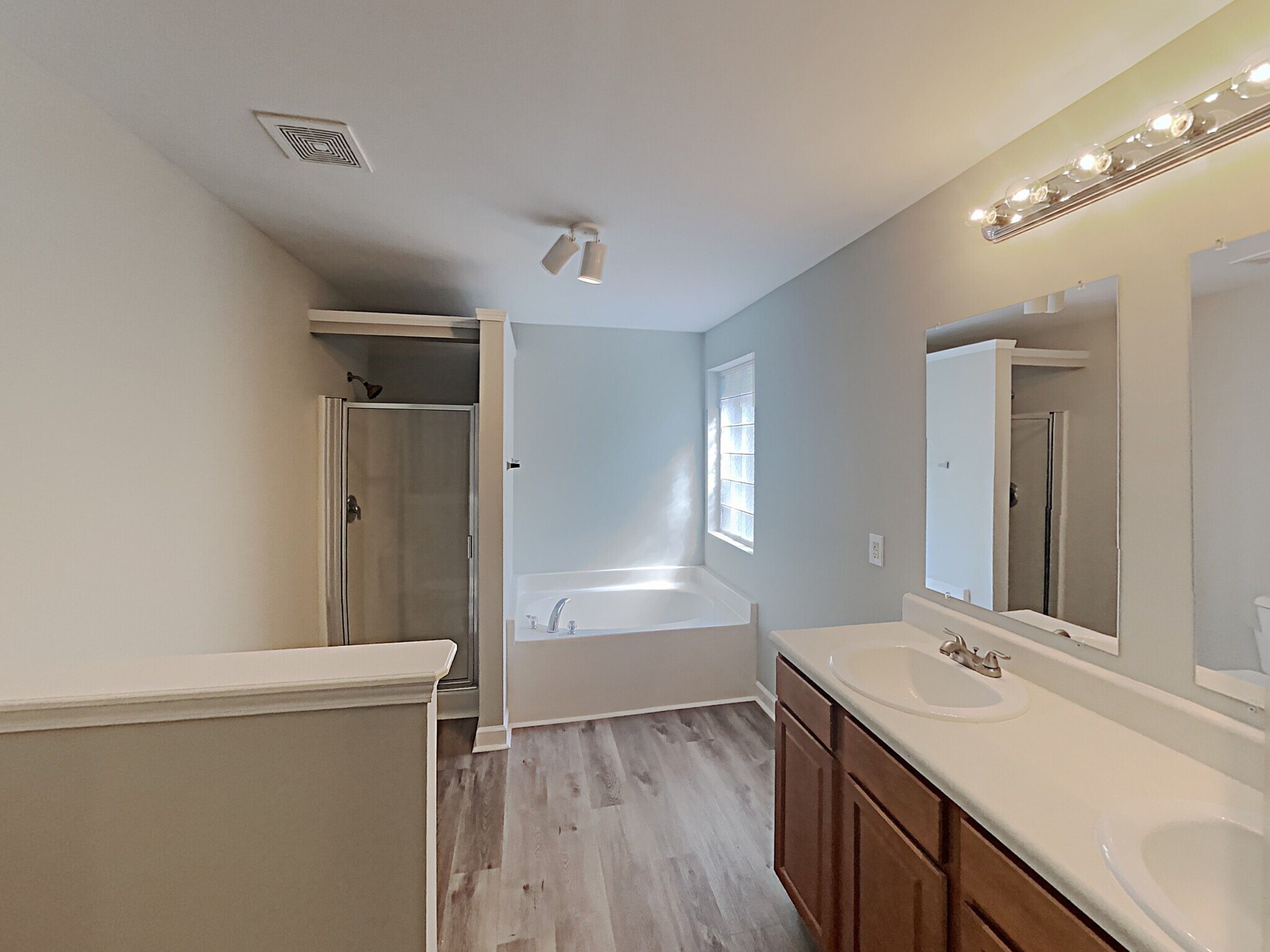 Building Photo - 202 River Hills Dr
