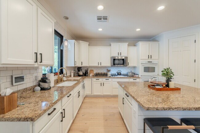 Building Photo - 3852 E Comstock Dr