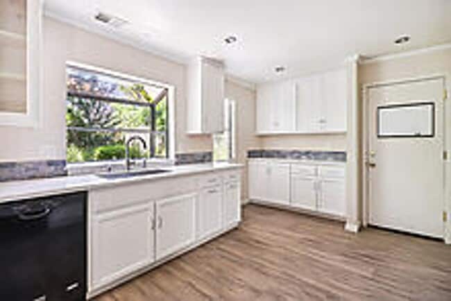 Building Photo - Beautiful 3 Bedroom Home-$750.00 Off 1st M...